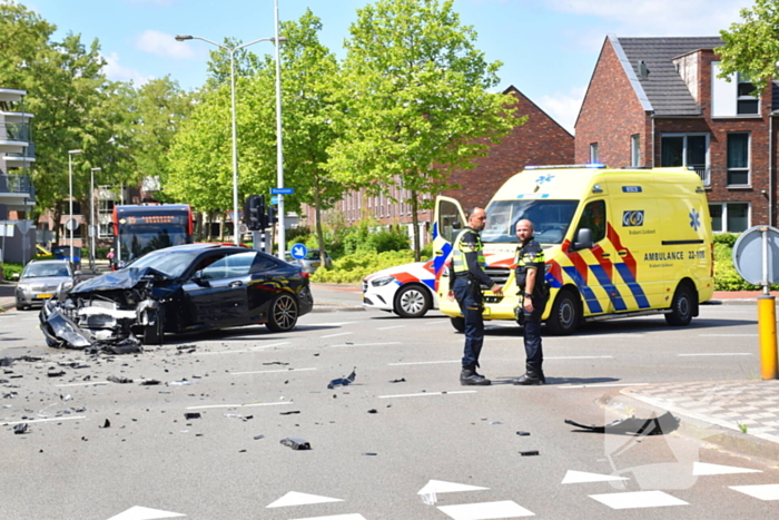 Enorme ravage na ongeval tussen bestelbus en auto