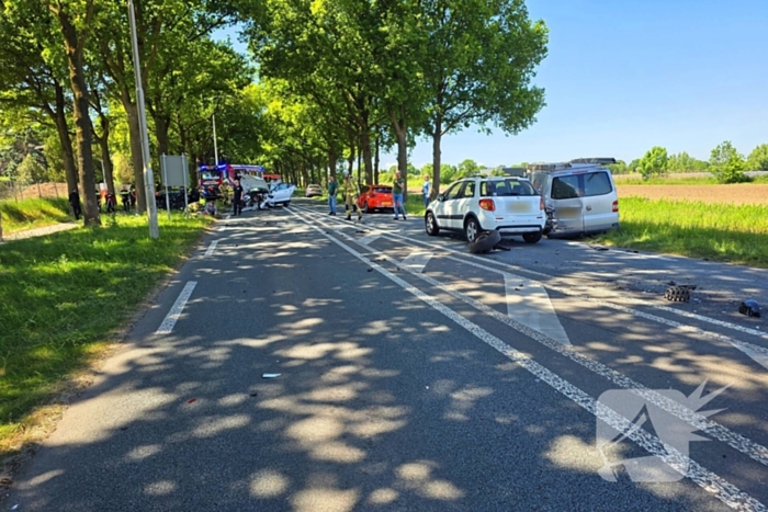 Vier auto's betrokken bij ongeval; flinke ravage op de weg