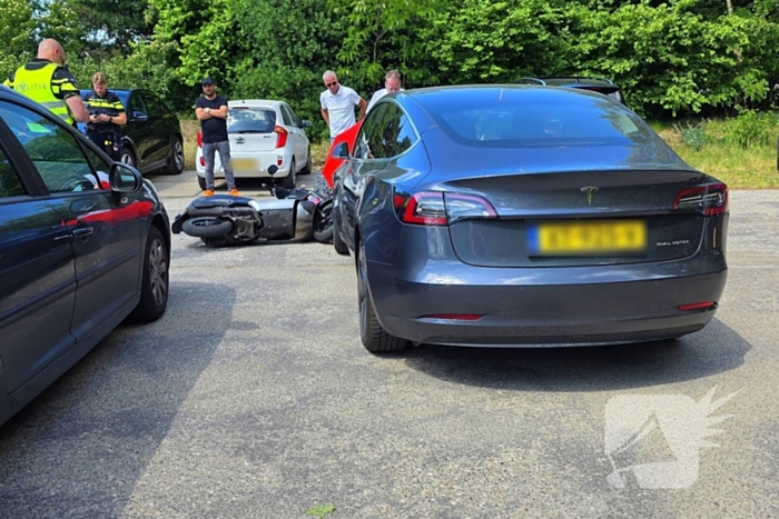 Scooterrijder botst tegen Tesla op parkeerplaats