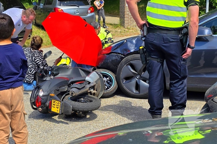 Scooterrijder botst tegen Tesla op parkeerplaats