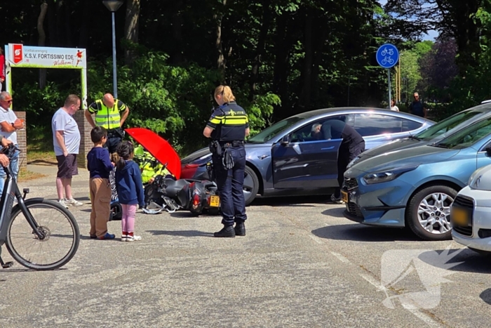 Scooterrijder botst tegen Tesla op parkeerplaats