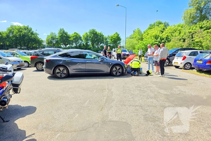 Scooterrijder botst tegen Tesla op parkeerplaats