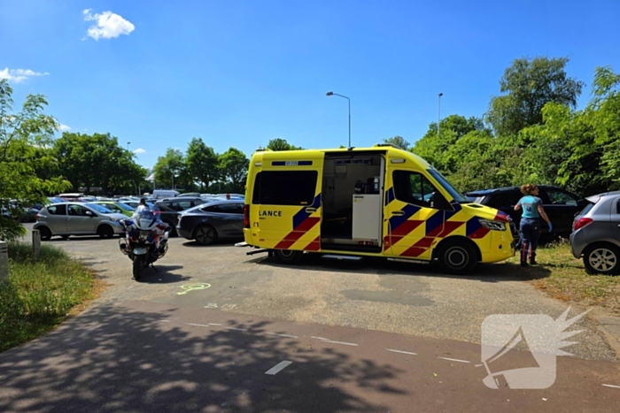 Scooterrijder botst tegen Tesla op parkeerplaats