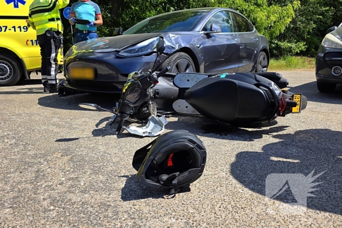 Scooterrijder botst tegen Tesla op parkeerplaats