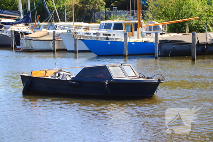 Auto met boot te water bij trailerhelling