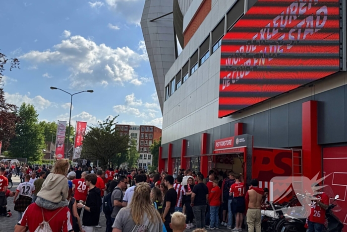 PSV landskampioen na bizarre inhaalrace