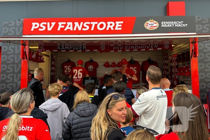 PSV landskampioen na bizarre inhaalrace
