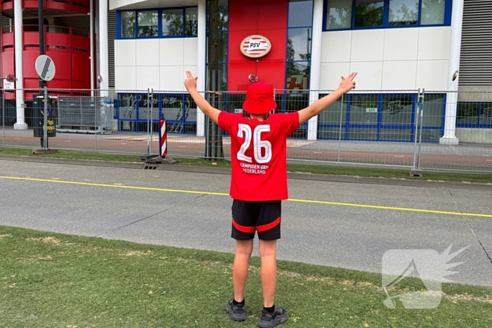 PSV landskampioen na bizarre inhaalrace