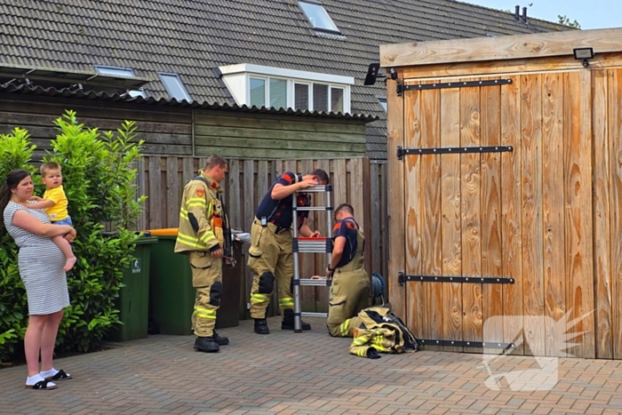 Brandweer redt kat na sprongetje van dak