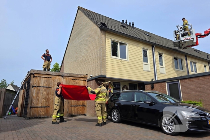 Brandweer redt kat na sprongetje van dak