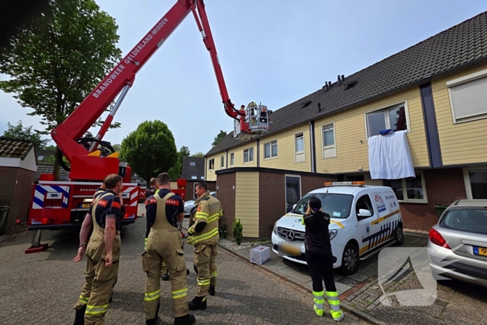 Brandweer redt kat na sprongetje van dak