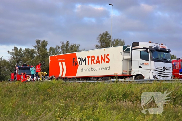Auto boort zich onder vrachtwagentrailer