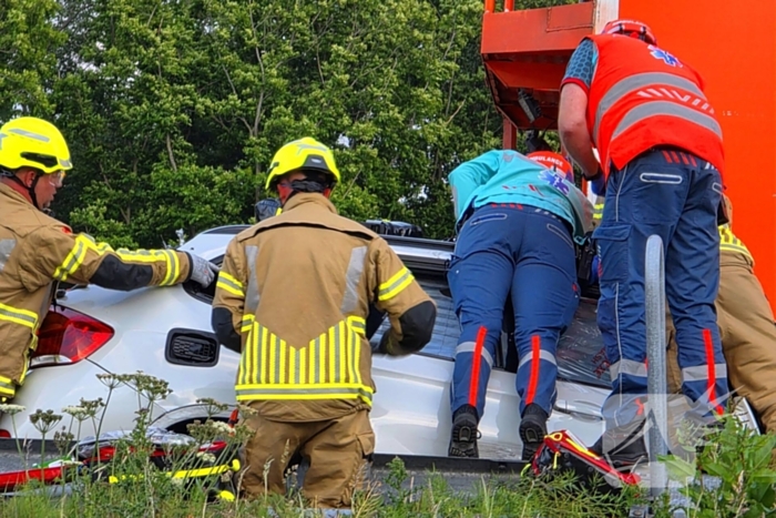 Auto boort zich onder vrachtwagentrailer