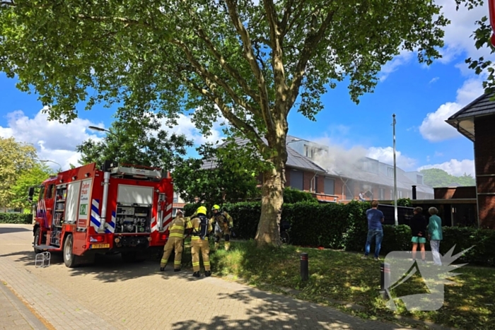 Uitslaande brand op dak woning