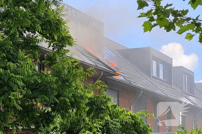 Uitslaande brand op dak woning