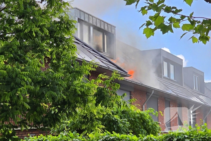 Uitslaande brand op dak woning