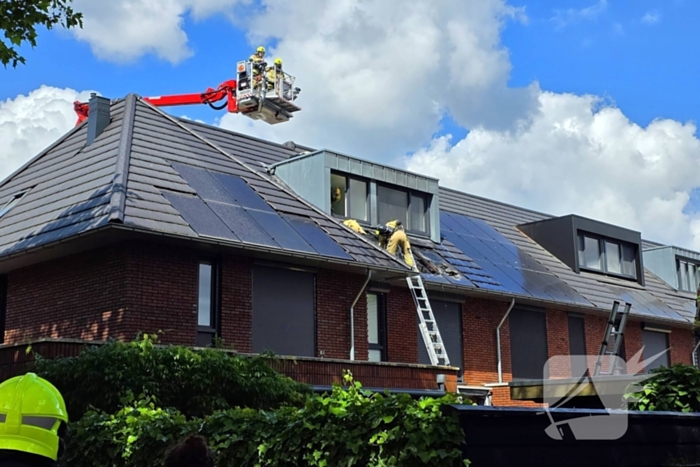 Uitslaande brand op dak woning