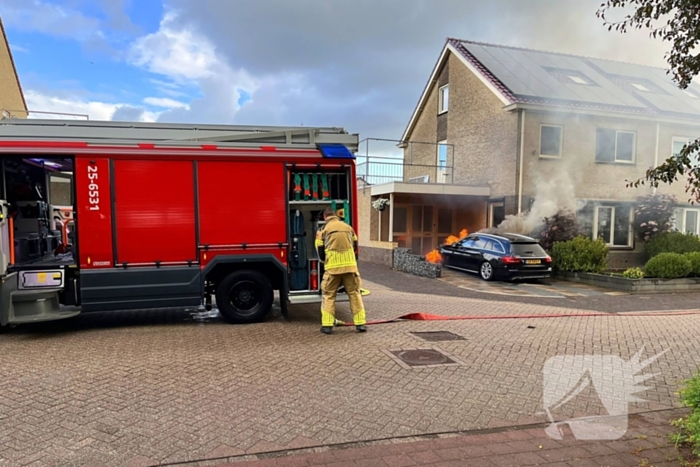 Auto in vlammen op oprit