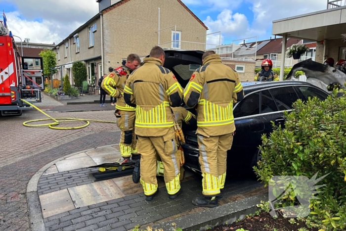 Auto in vlammen op oprit