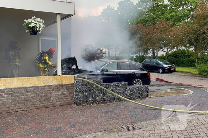 Auto in vlammen op oprit