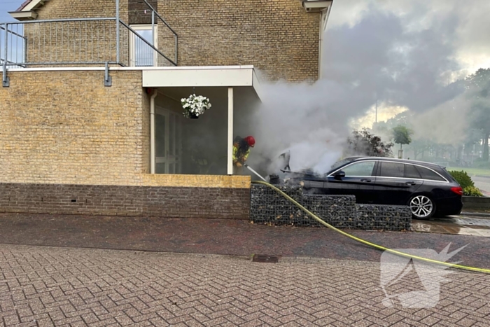 Auto in vlammen op oprit