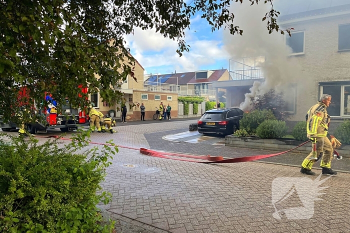 Auto in vlammen op oprit