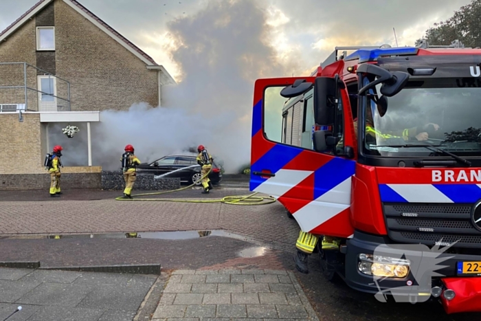 Auto in vlammen op oprit