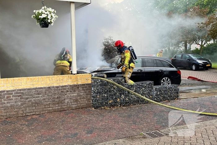 Auto in vlammen op oprit