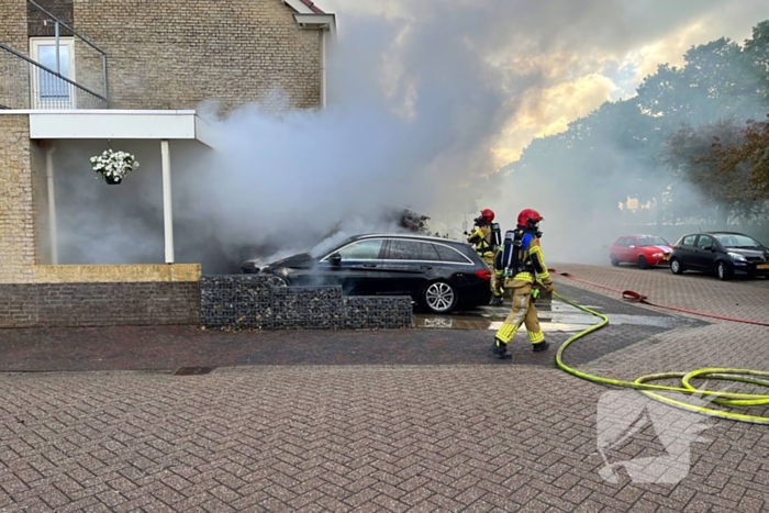 Auto in vlammen op oprit