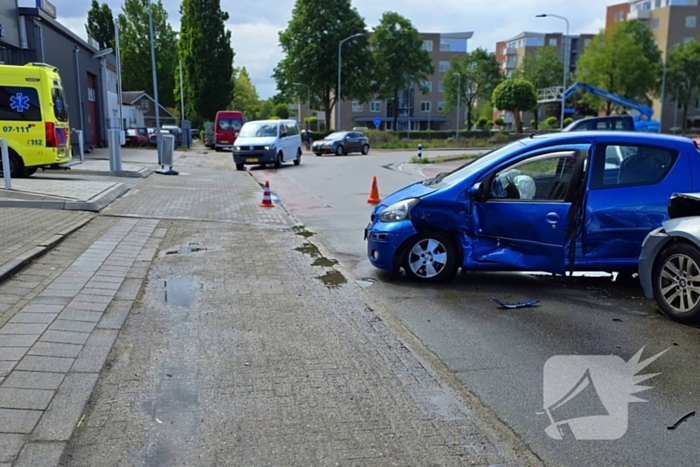 Veel schade bij aanrijding tussen twee voertuigen