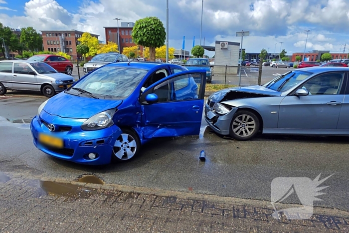 Veel schade bij aanrijding tussen twee voertuigen