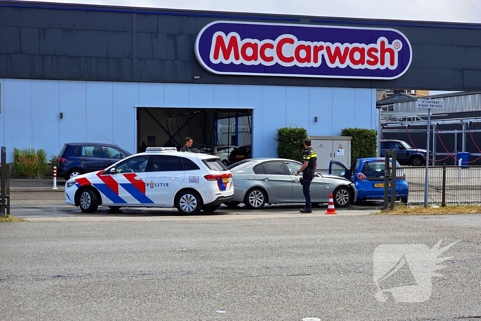 Veel schade bij aanrijding tussen twee voertuigen