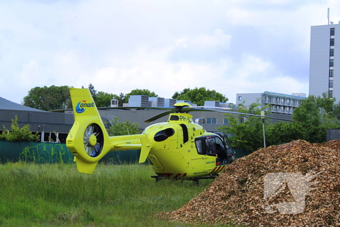 Traumahelikopter landt voor medische noodsituatie