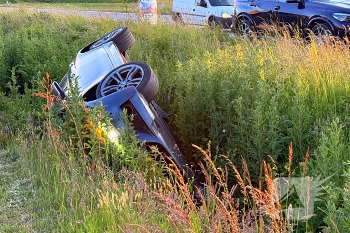 Auto belandt in sloot, bestuurder aangehouden