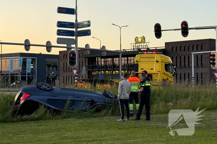 Auto belandt in sloot, bestuurder aangehouden
