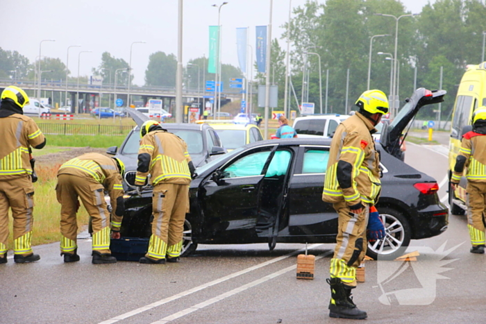 Auto's botsen en raken van de weg
