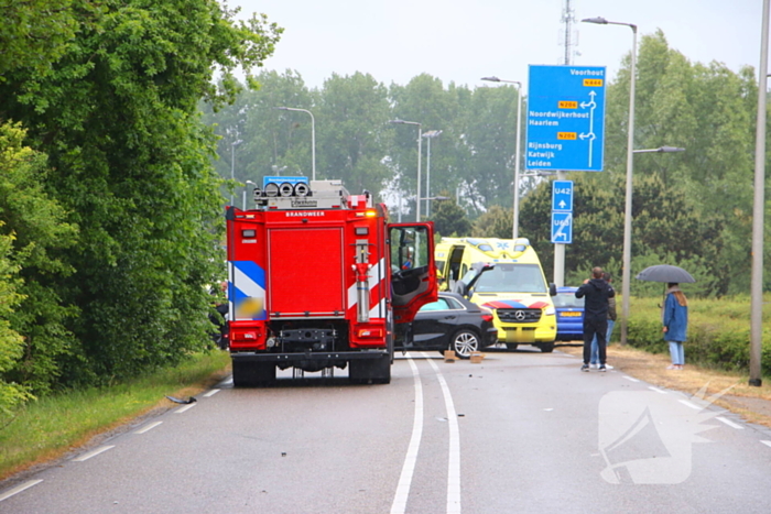 Auto's botsen en raken van de weg
