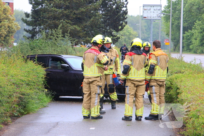 Auto's botsen en raken van de weg