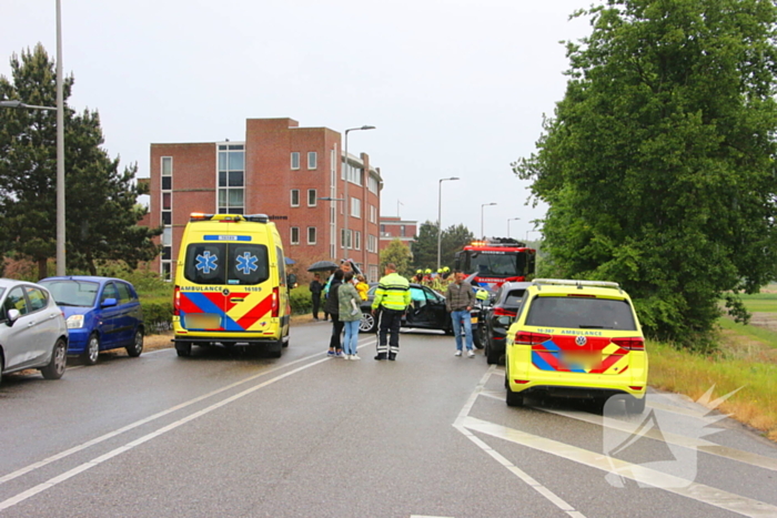 Auto's botsen en raken van de weg