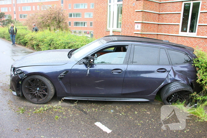 Auto's botsen en raken van de weg