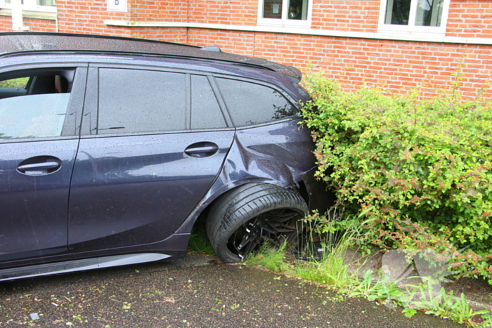 Auto's botsen en raken van de weg