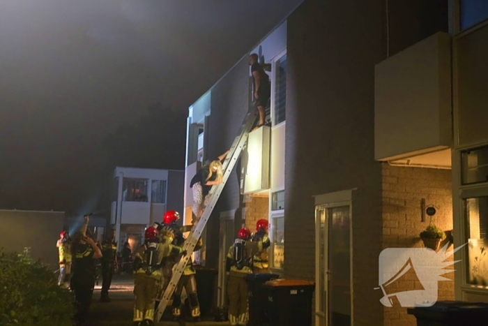 Gezin uit brandende woning gered via ladder
