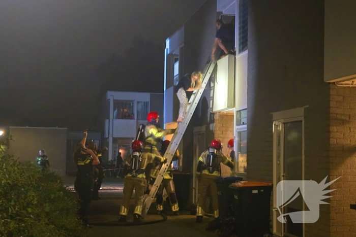 Gezin uit brandende woning gered via ladder