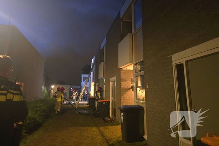Gezin uit brandende woning gered via ladder