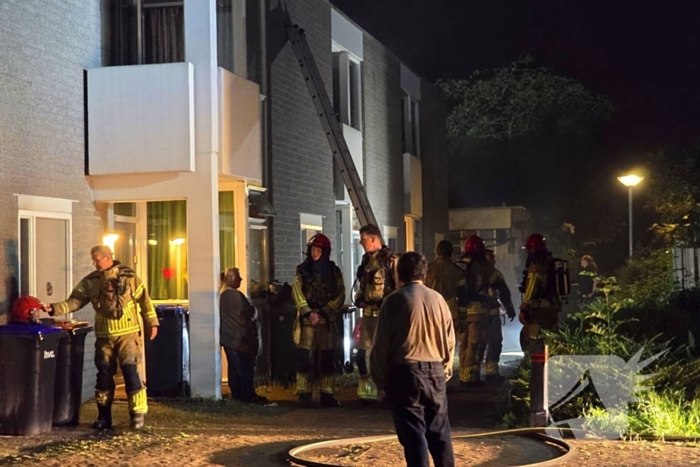 Gezin uit brandende woning gered via ladder