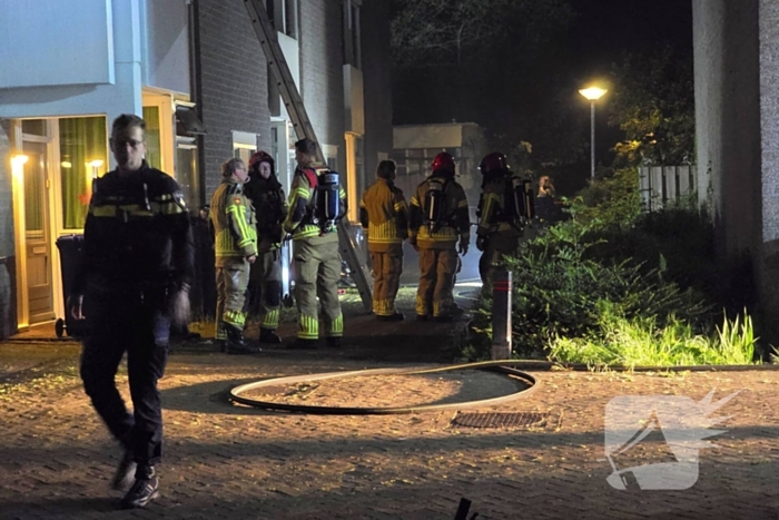 Gezin uit brandende woning gered via ladder