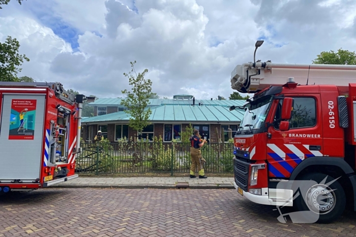 Rook uit dak van schoolgebouw