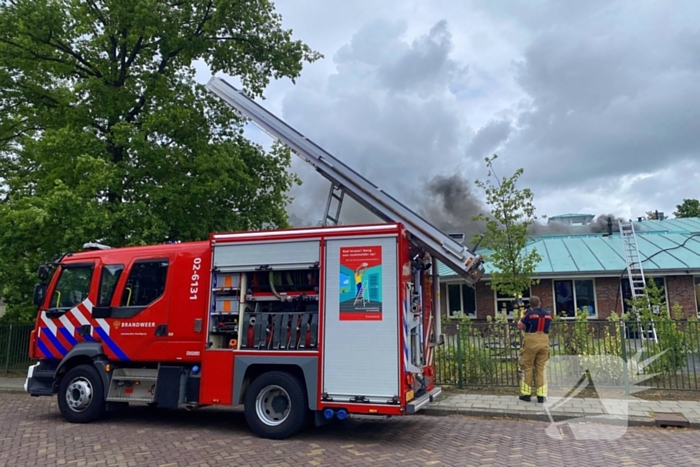 Rook uit dak van schoolgebouw