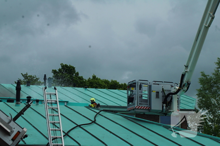 Rook uit dak van schoolgebouw