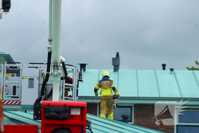 Rook uit dak van schoolgebouw